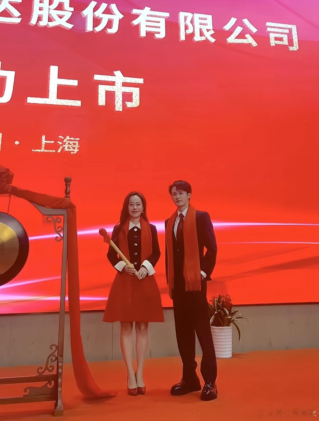 好喜庆一张合影啊!我们非总头好小檀健次李亦非