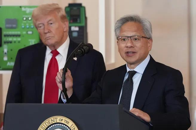 黄仁勋与特朗普会面 讨论对华芯片出口政策走向

美媒体报道，英伟达CEO黄仁勋周