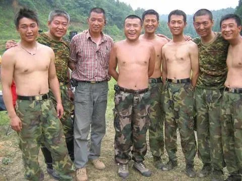 士兵突击[超话]  这是19年前拍摄《士兵突击》时的花絮，谁能想到，从这个剧里走