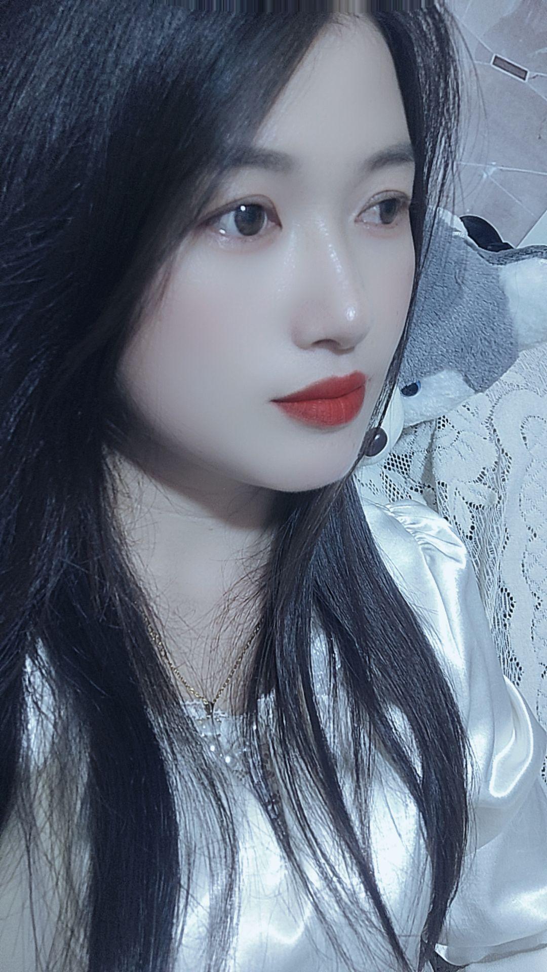 若有一天，你的情绪不能用语言表达，那就一个人静静的。什么都不用去想，不...