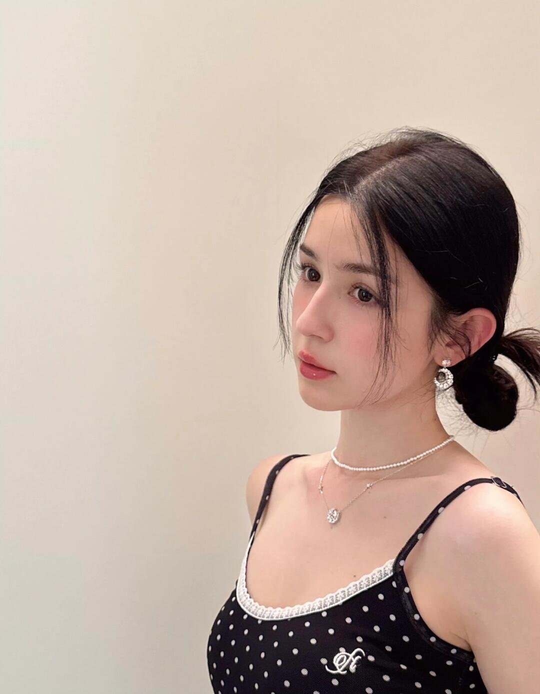 这才是哈妮克孜的眼光嘛！这种身板才有安全感嘛，演员谈恋爱也没什么的，又不是爱豆是