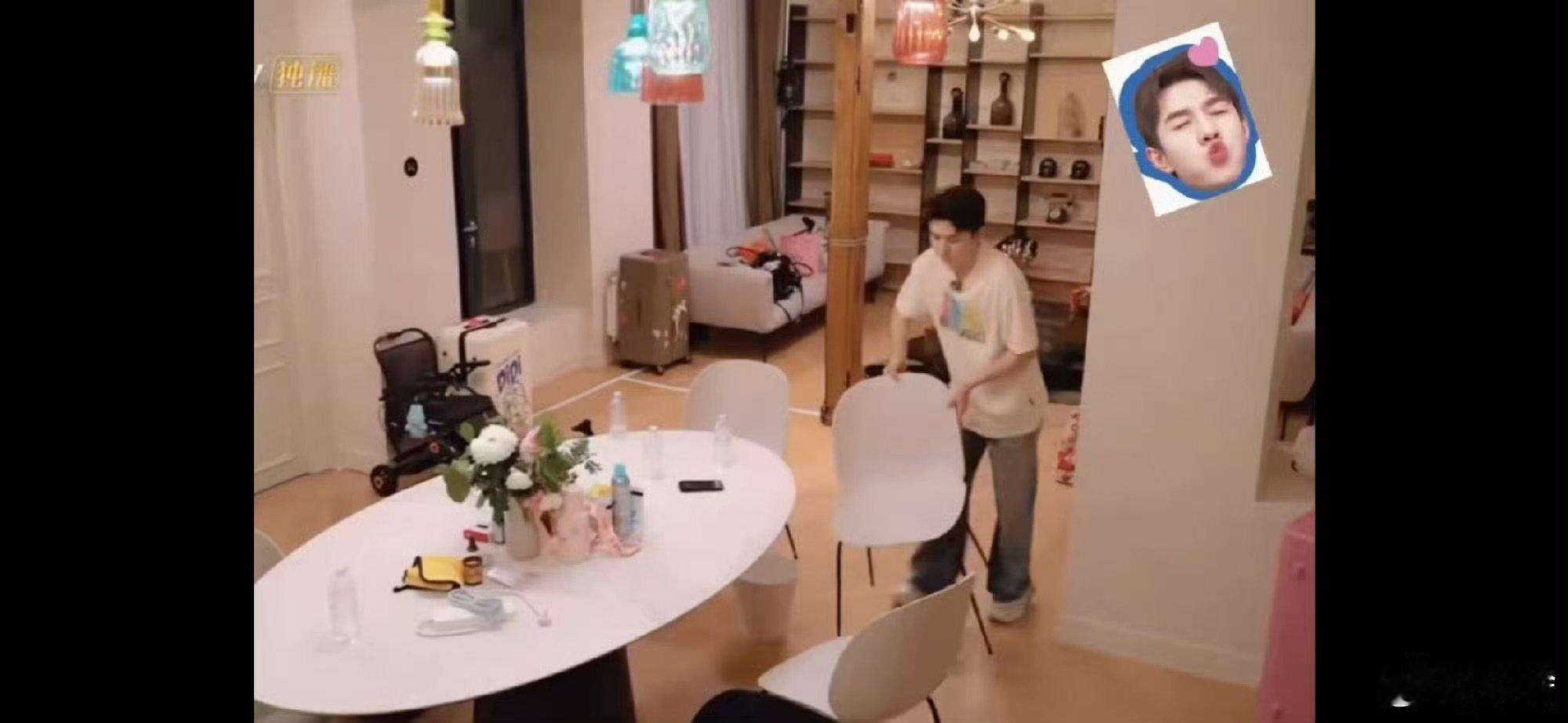 李佳琦扫地扫到音响开关了从擦桌子到扫地，每一个动作都踩在鼓点上，李佳琦怕不是被直