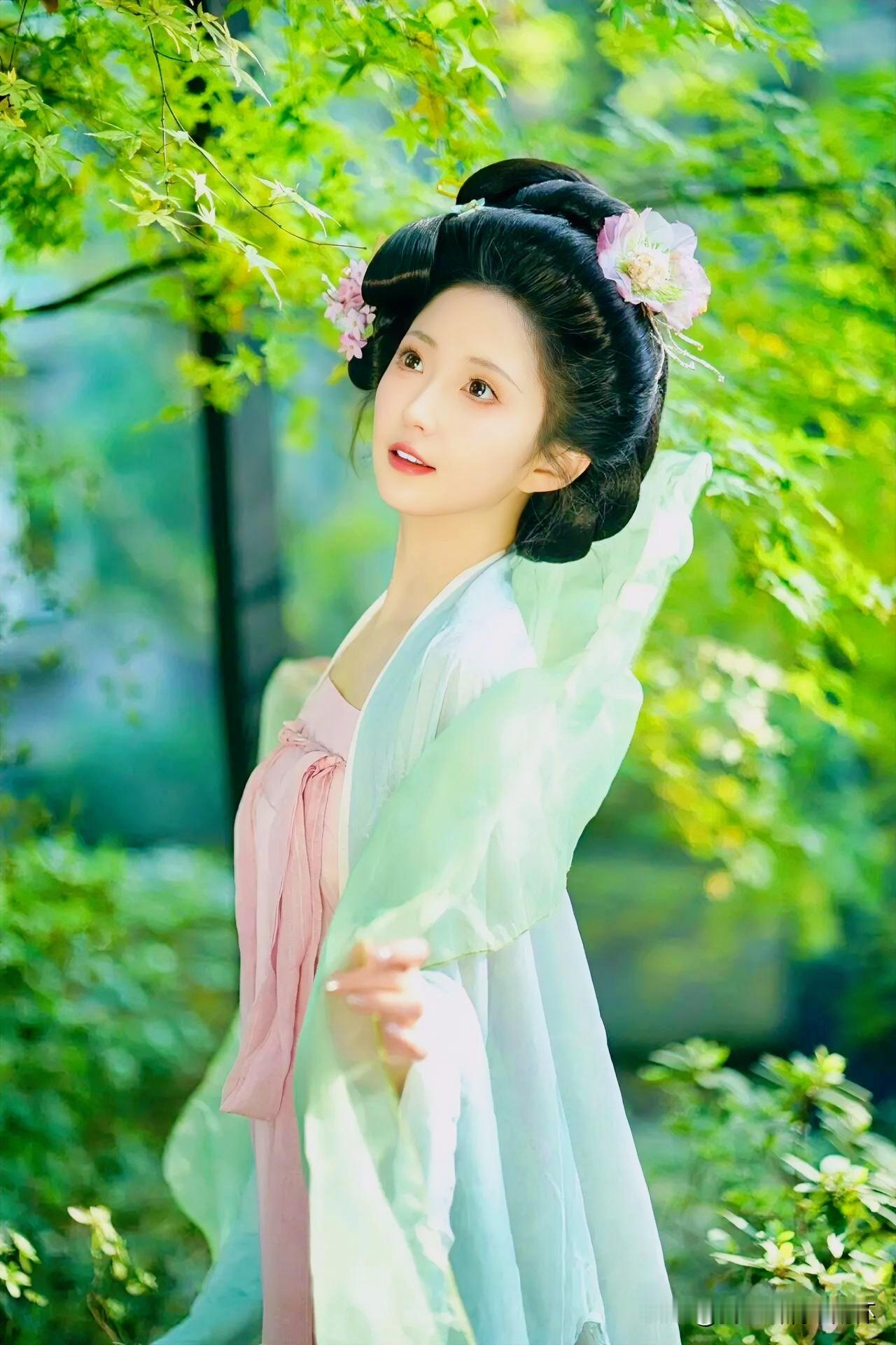下联：落花不语替人愁
上联：有请雅士[玫瑰][玫瑰][玫瑰]