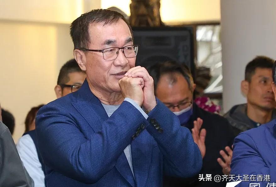 独家:李四川定装照曝光！不只西装还有休闲照！提供议员参选人挂看板合体宣传拚选情！