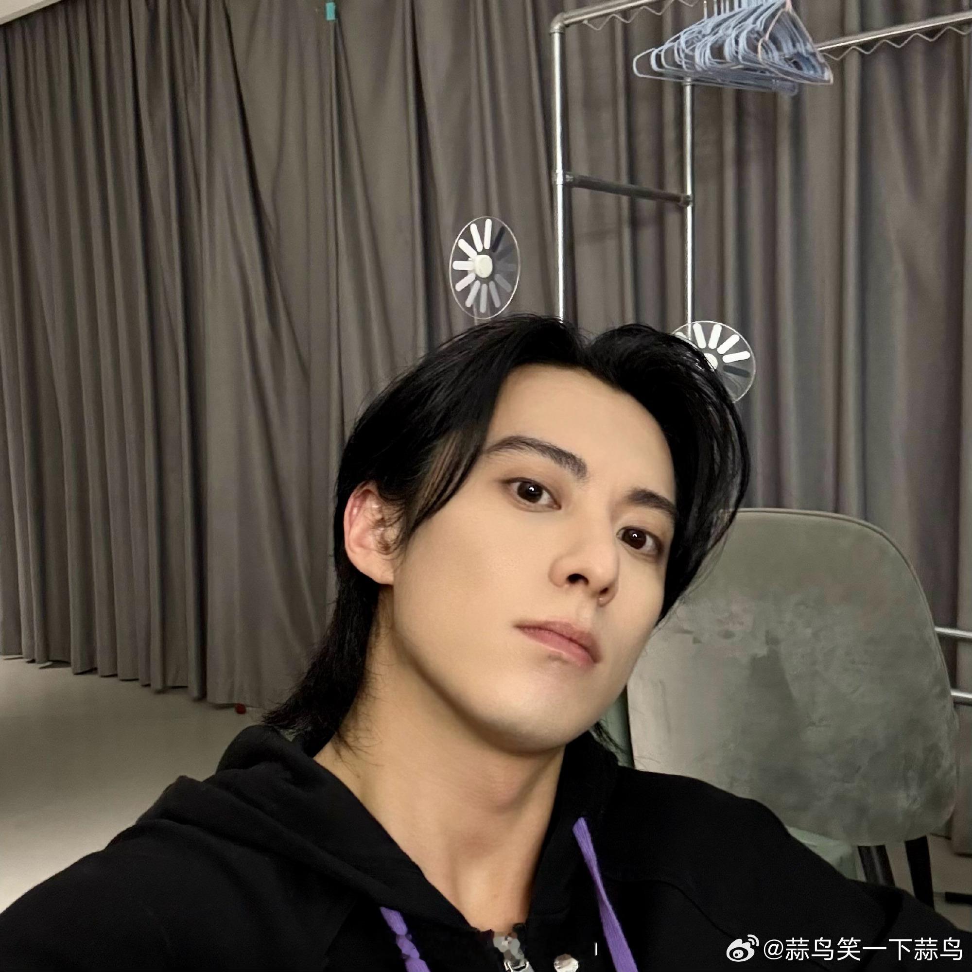 录音王鹤棣的网友发文后又提出与他见面，王鹤棣则表示会一告到底，这种不同的态度碰撞