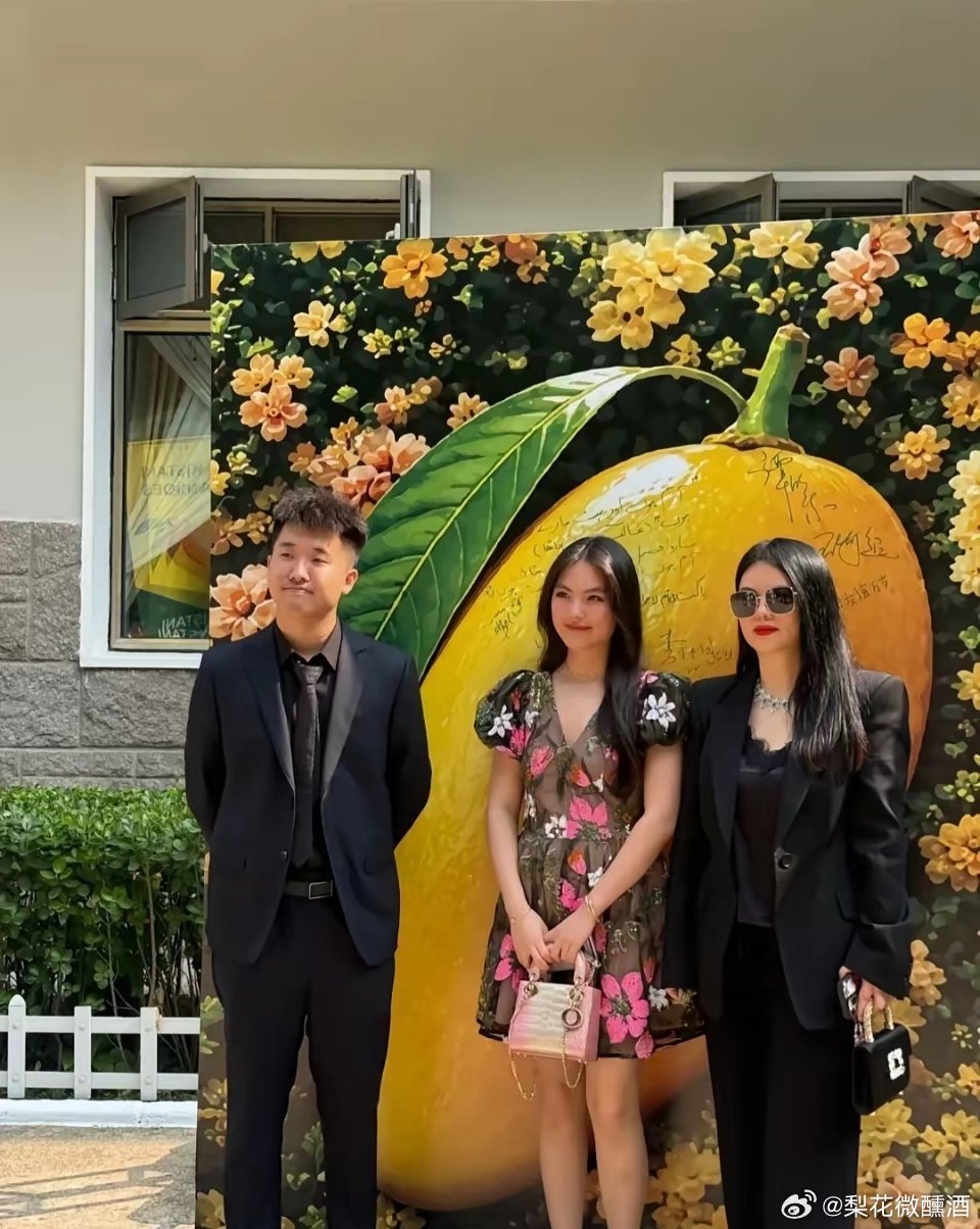 李湘带着女儿王诗龄参加活动，一阵没在社交平台现身的王诗龄，这是女大十八变啊，瘦了