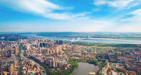 今天咱们来聊一所学校。我知道，现在大家最关心的问题就一个——2026年多少分能上