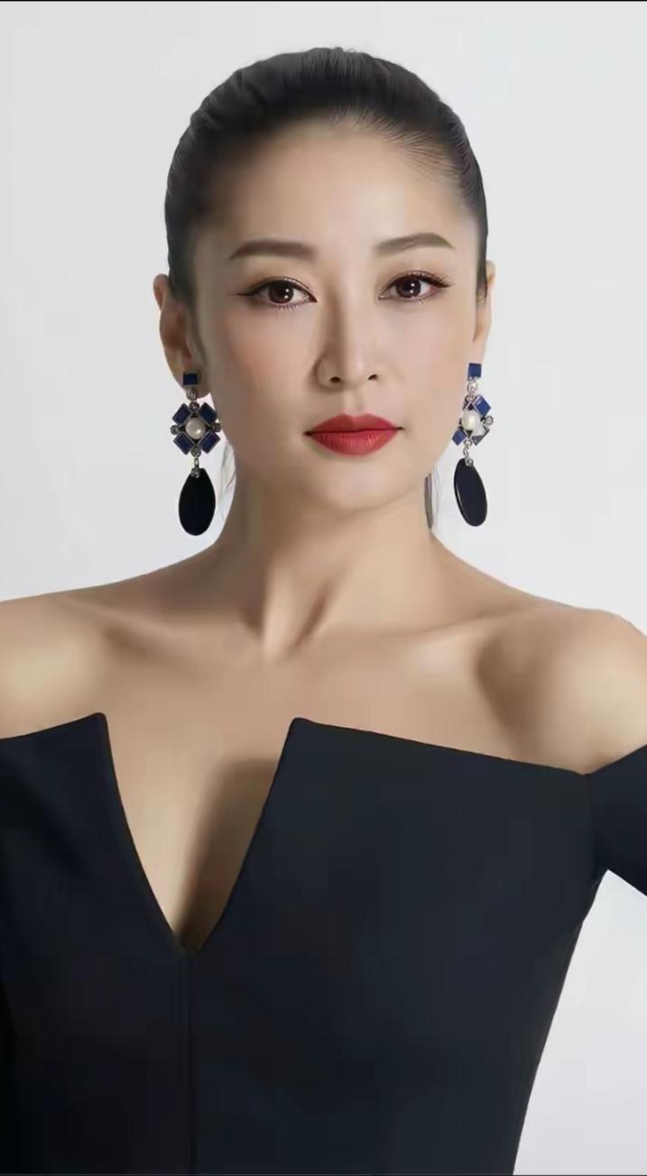梁静，内地实力派女演员、主持人。早年涉足主持行业，风格大方灵动。影视剧中戏路宽广