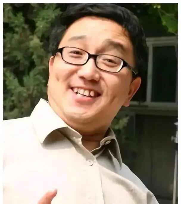 昨晚在央8的《大河之水》中，看到了句号，他扮演一个厂长。这些著名的小品演员一出现