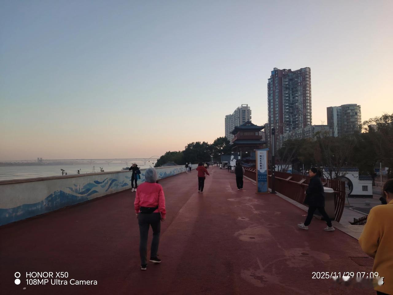 与鸿蒙共赴星光之约长江岸边晨练“与鸿蒙共赴星光之约”