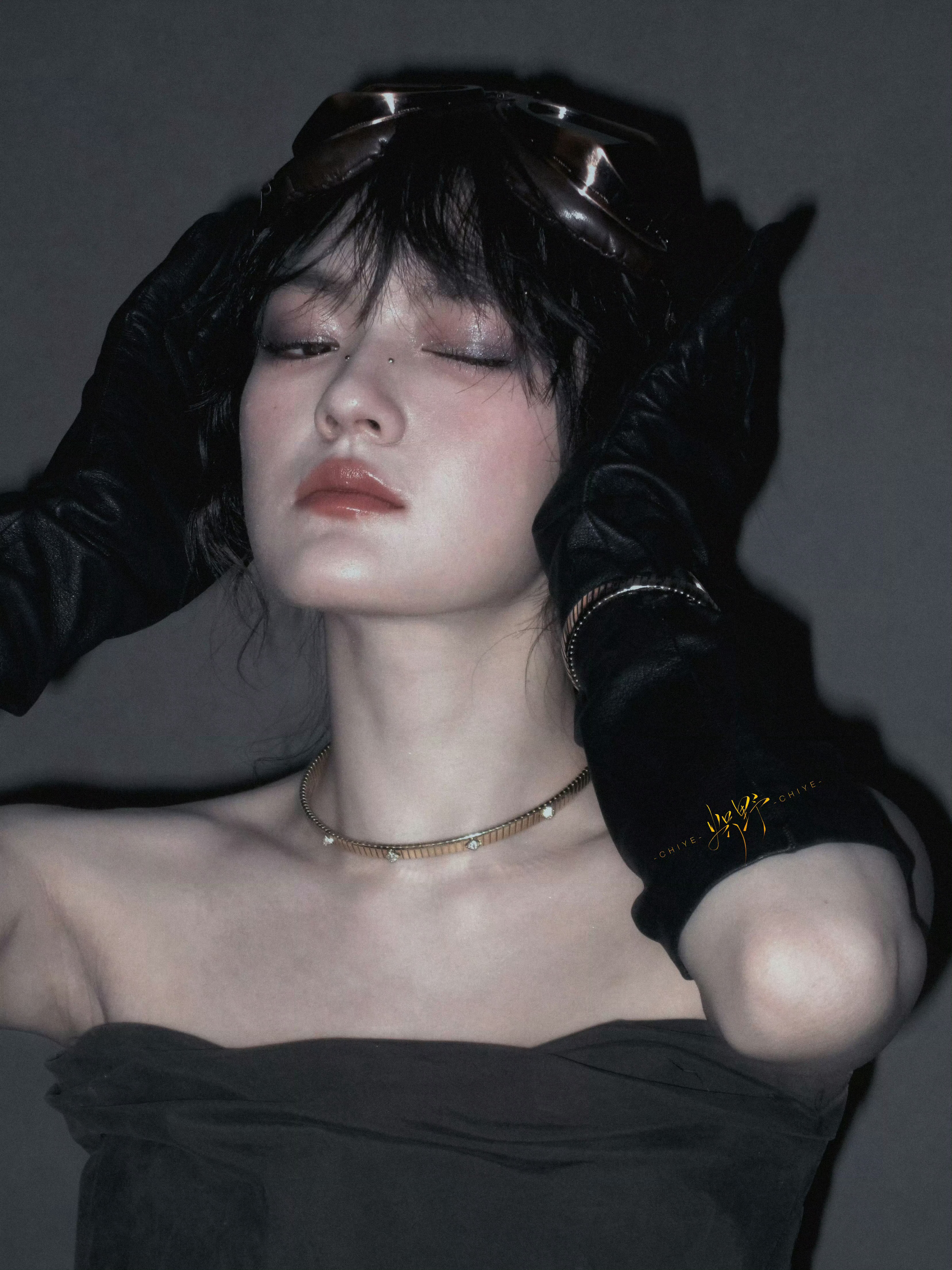 文琪真的好容易出神图吧不需要依赖美颜或者滤镜，她就自带氛围感和电影感，只需要站在