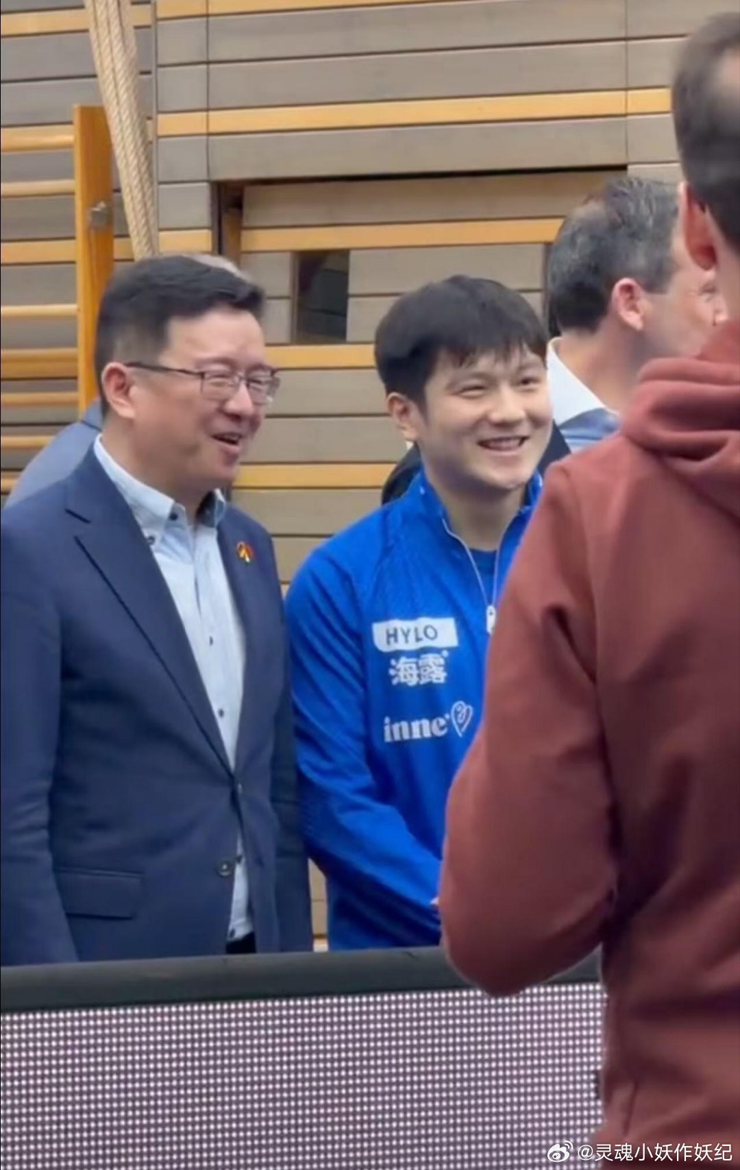 萨尔布吕肯的主场，中国驻法兰克福领事馆的总领事前来观战樊振东的比赛 