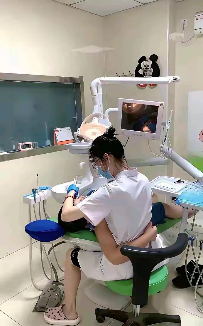 大家别想多了，这是女牙医在给自己老公看牙呢。