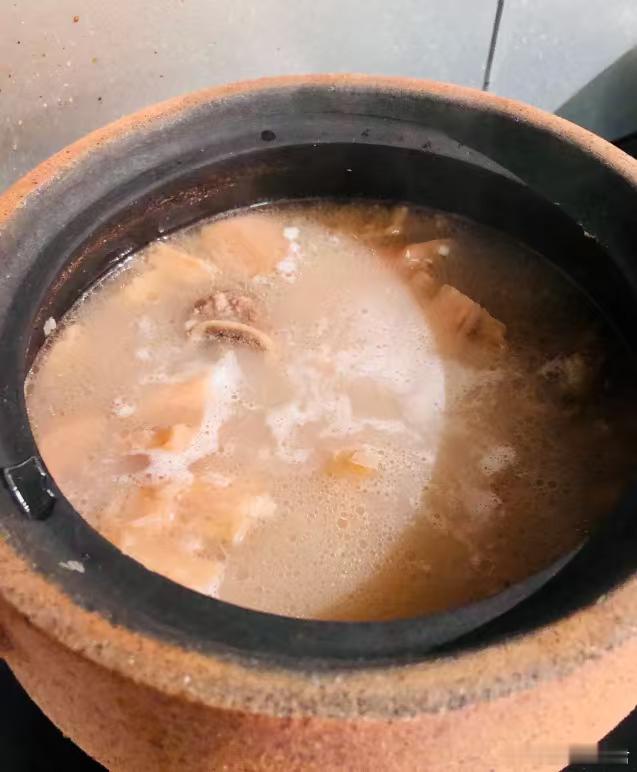 湖北的秋天是从一碗藕汤开始的 别人入秋：奶茶、美拉德穿搭、围炉煮茶湖北人入秋：铫