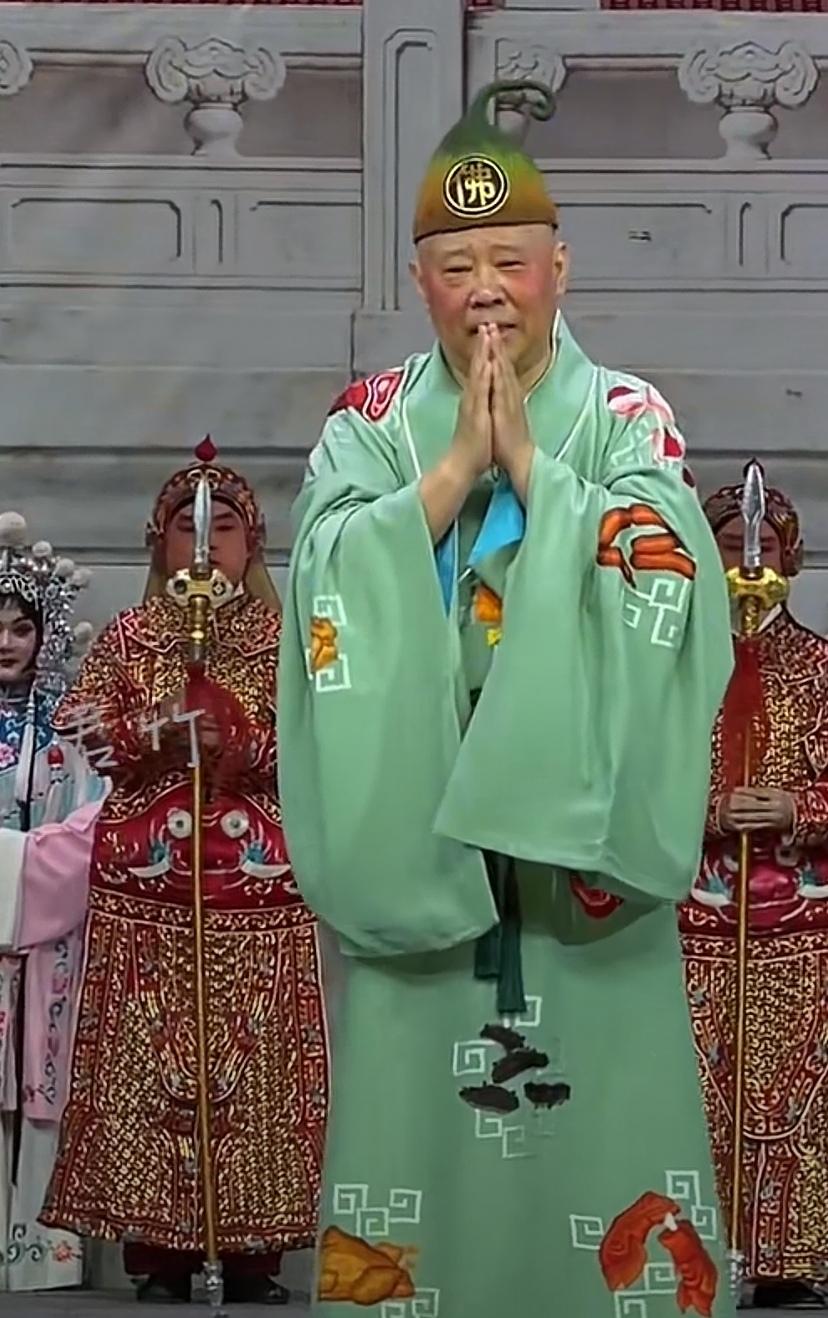 相声艺术早就从大众走向了小众，现在能够坚守的相声艺人也只是苦苦支撑罢了。
相声艺
