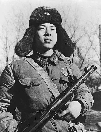 新中国十大模范榜样个人及团体：
1、雷锋——“人的生命是有限的，但为人民服务是无