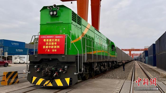 【马年首趟大湾区班列直奔莫斯科！装的啥东西？】大年初一，当大家还在吃团圆饭，一趟