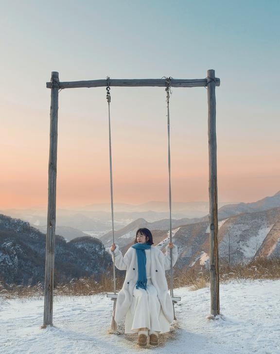 沈阳周边游|山顶，日落，秋千
位置：辽阳梨花峪
穿搭建议：白色➕彩色配饰
拍照 