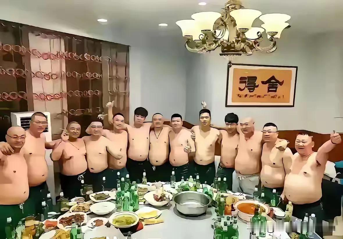 肚满肠肥。一群吃货。
一群吃货，全显肚皮，看了令人呕吐的油腻大叔。
二师兄真能变