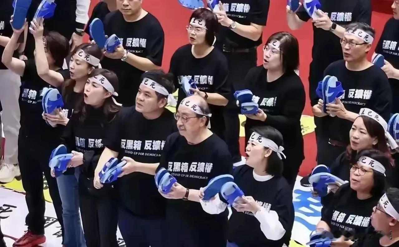 台立院犹如演戏，柯导演加傅导演轮番上阵，剧情跌宕，高潮不断，这不绿营总召柯建铭的
