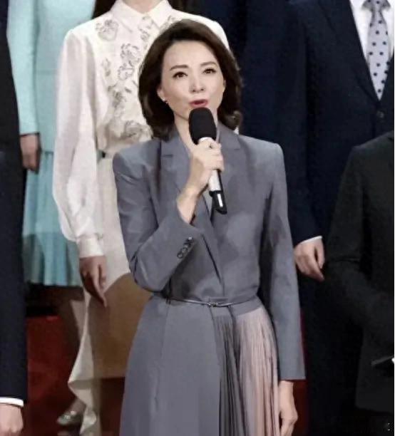 文案：51岁董卿街头吃路边摊，打扮低调难掩书卷气，气质依旧出众。 ​​​