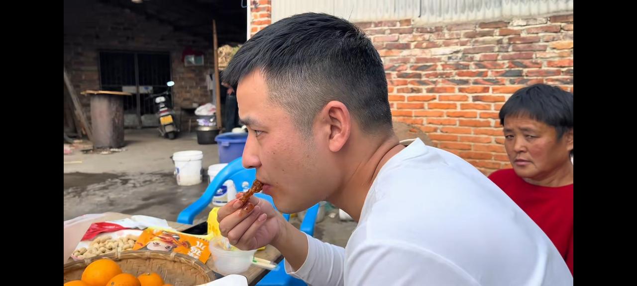 热闹起来了，烟火气满满。阿金在镜头前不再那么拘谨，变得十分放松。啤酒婶也干净利落