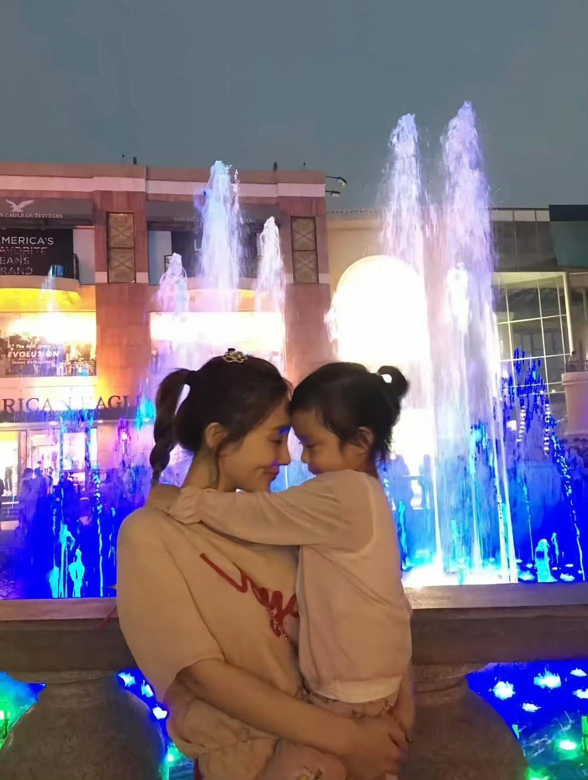 甜馨晒与爸妈旧照配文好爱你们看起来很幸福的小女孩 