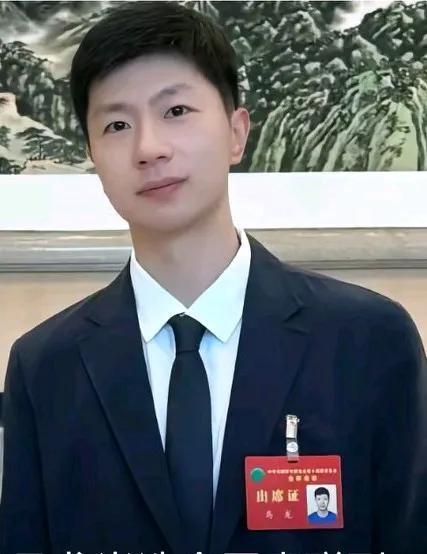 这颜值去当官可惜了，马龙真的很有官相，很有领导能力，多年的国家队队长的历练，造就