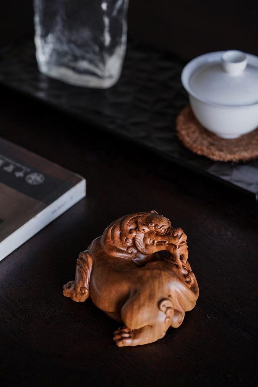 螭龙盘绕，古钱为基，刚劲的龙身与圆润的钱纹形成鲜明对比。老山檀木色泽温厚，细看龙