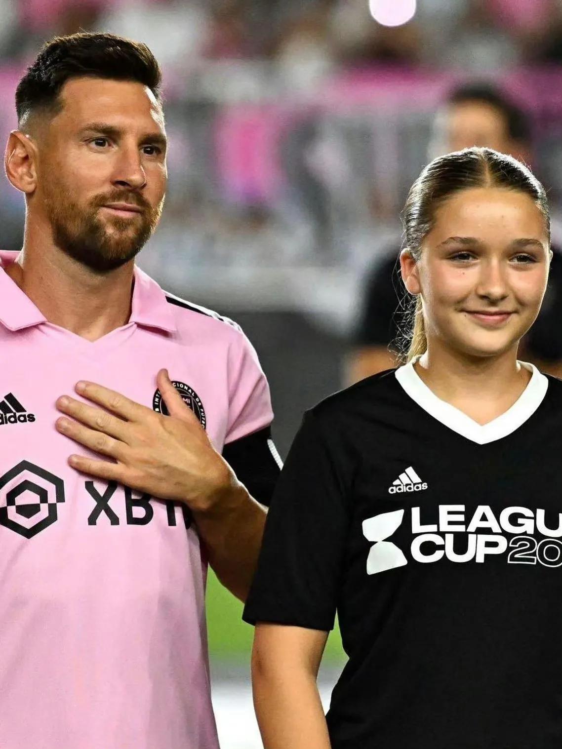 肥水不流外人田，[捂脸]贝克汉姆把宝贝女儿送梅西身边了。超大号的球童啊！[尬笑]