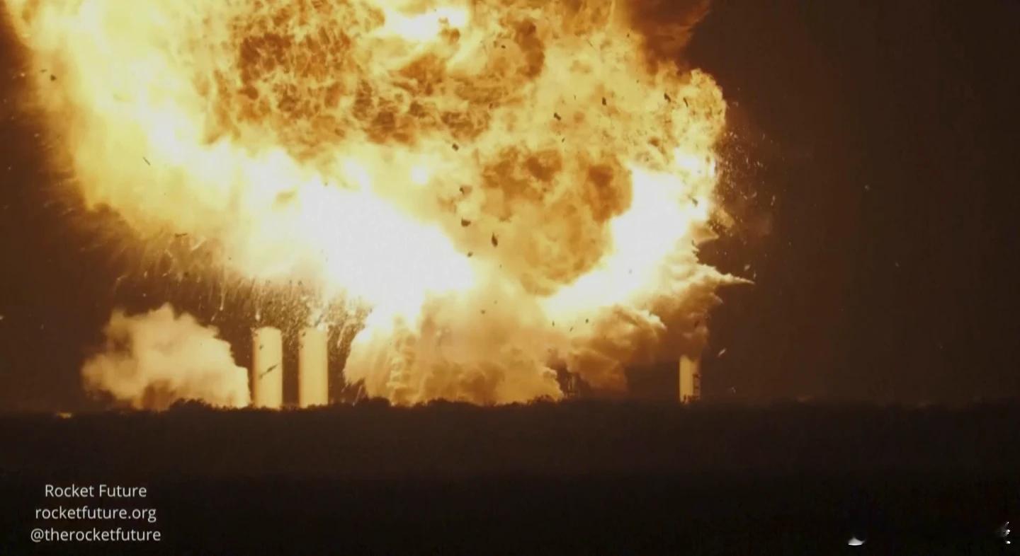 【SpaceX 火箭在德克萨斯州测试时发生爆炸】（美联社）周三晚间，一枚在德克萨