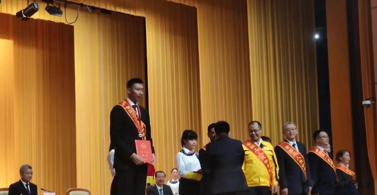 再一次恭喜易建联荣获全国五一劳动奖章，你值得！