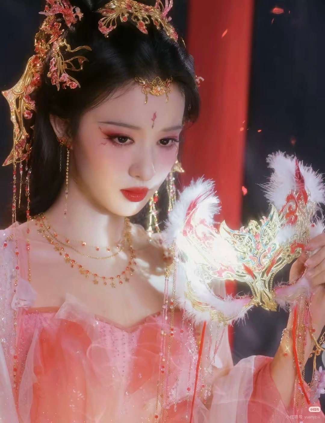 王楚然只贴三片黄瓜美成这样谁懂啊！王楚然贴三片黄瓜都美到犯规✨普通黄瓜片往脸上一