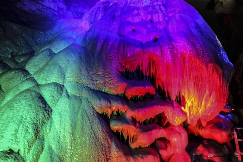 上联：智慧通天地
下联：仁德惠古今