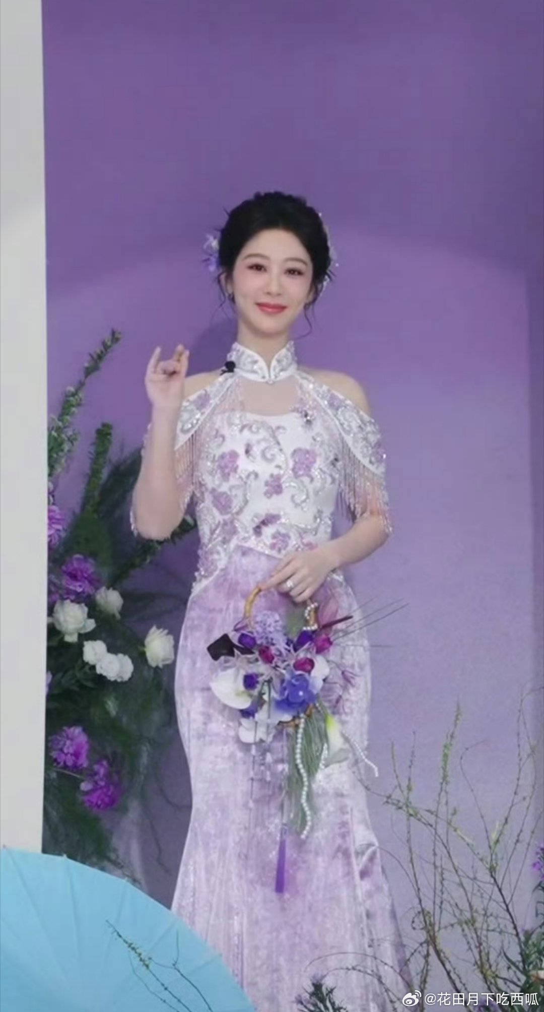 迪丽热巴、杨紫今天直播生图状态，来锐评一下金鹤龙给迪丽热巴化的美神灵主妆杨紫直播