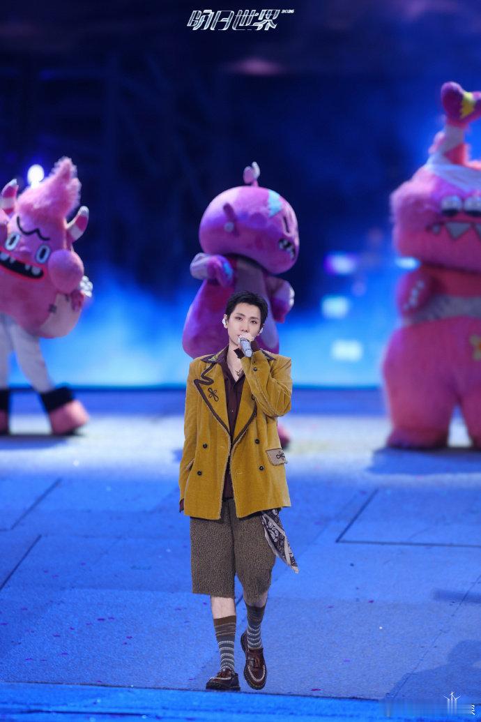 汪苏泷演唱会上台前哭了 明日世界即将收官，汪苏泷难掩离别伤感，上台前哭了许久才登