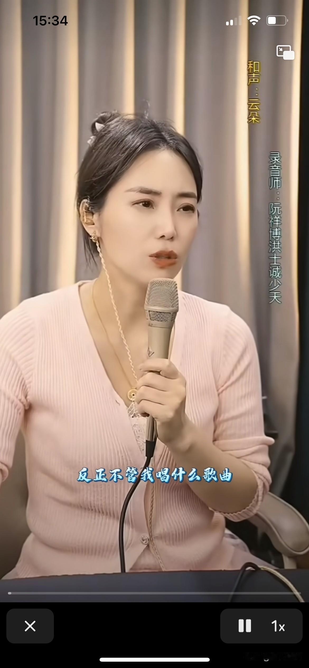 云朵老师现在过得很惨了，直播间说不管自己唱什么歌，做什么事，都有很多人指指点点的