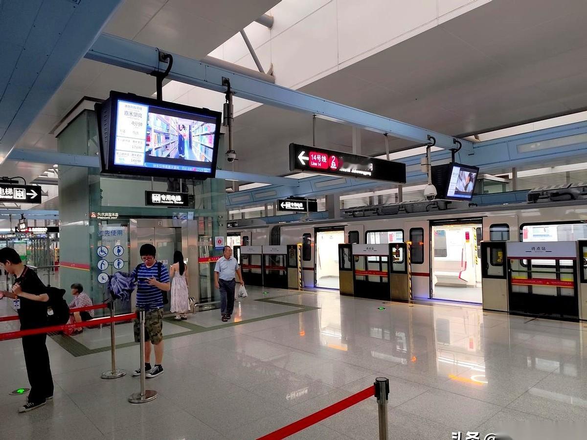 我一直以为14号线延长到市区，日子会好过点。
结果呢？
现在每天早上在嘉禾望岗，