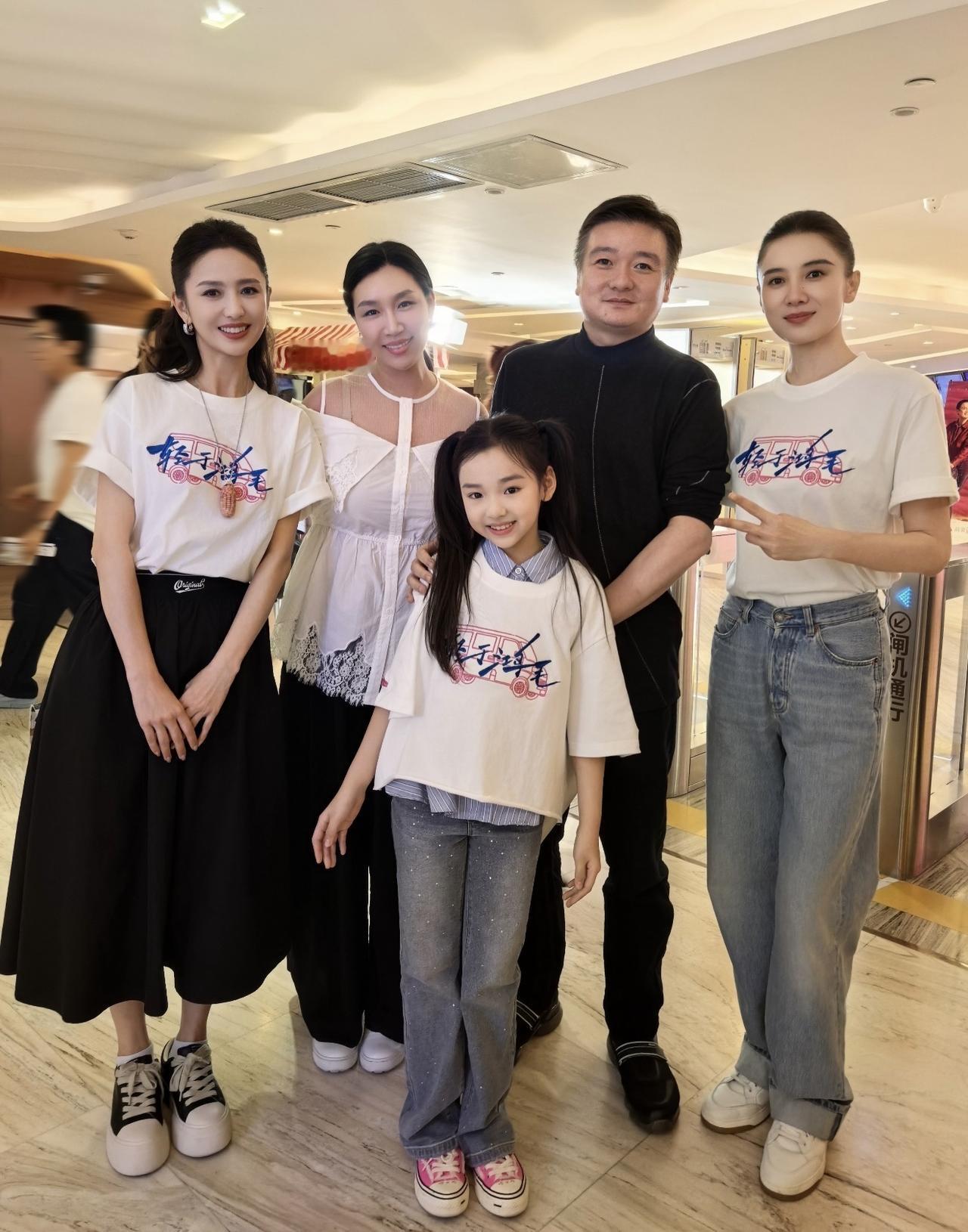 9月5日，董璇带着女儿小酒窝现身北京，参加电影《轻于鸿毛》首映礼。

小酒窝银幕