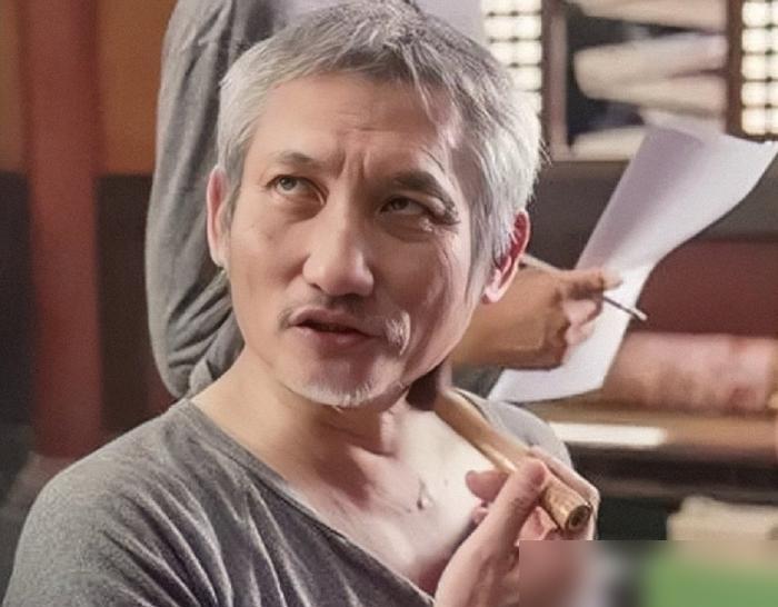 面相里的孤戾气，从来骗不了人，不信你看徐克。

最近施南生离世的消息传出来，好多
