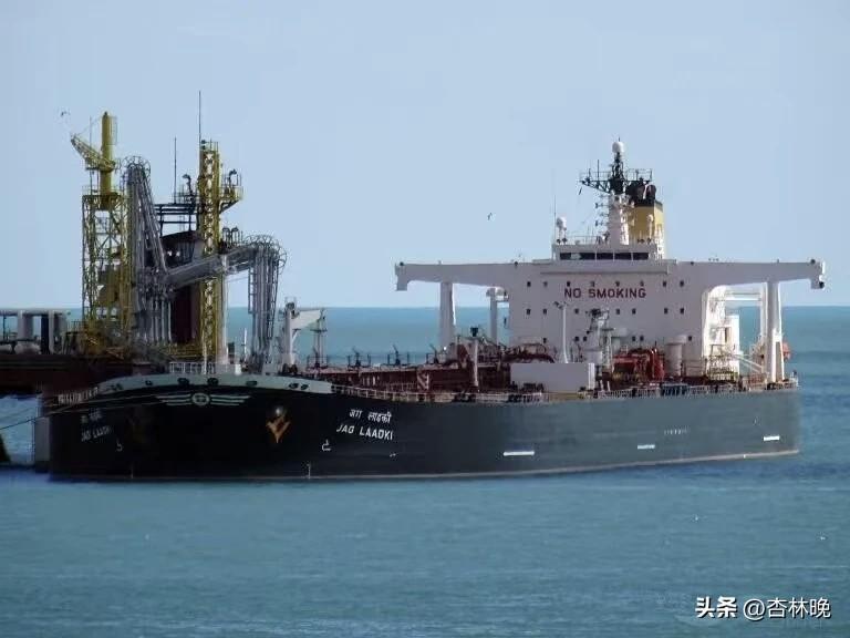 马克龙宣布，法国海军于西西里岛附近地中海海域，扣押俄影子舰队所属“达里弗”号油轮