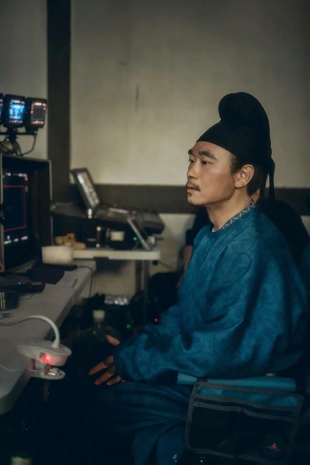 刚看大鹏的采访，说他是金鸡奖史上首位凭借一部影片同时提名最佳导演和最佳男主角的电