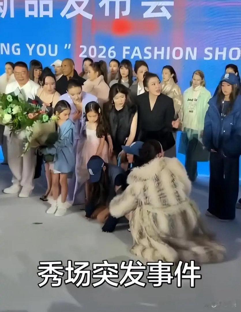 赵子琪带两个女儿穿冬装走秀，小女儿当场晕倒2次，被工作人员背走后送医 