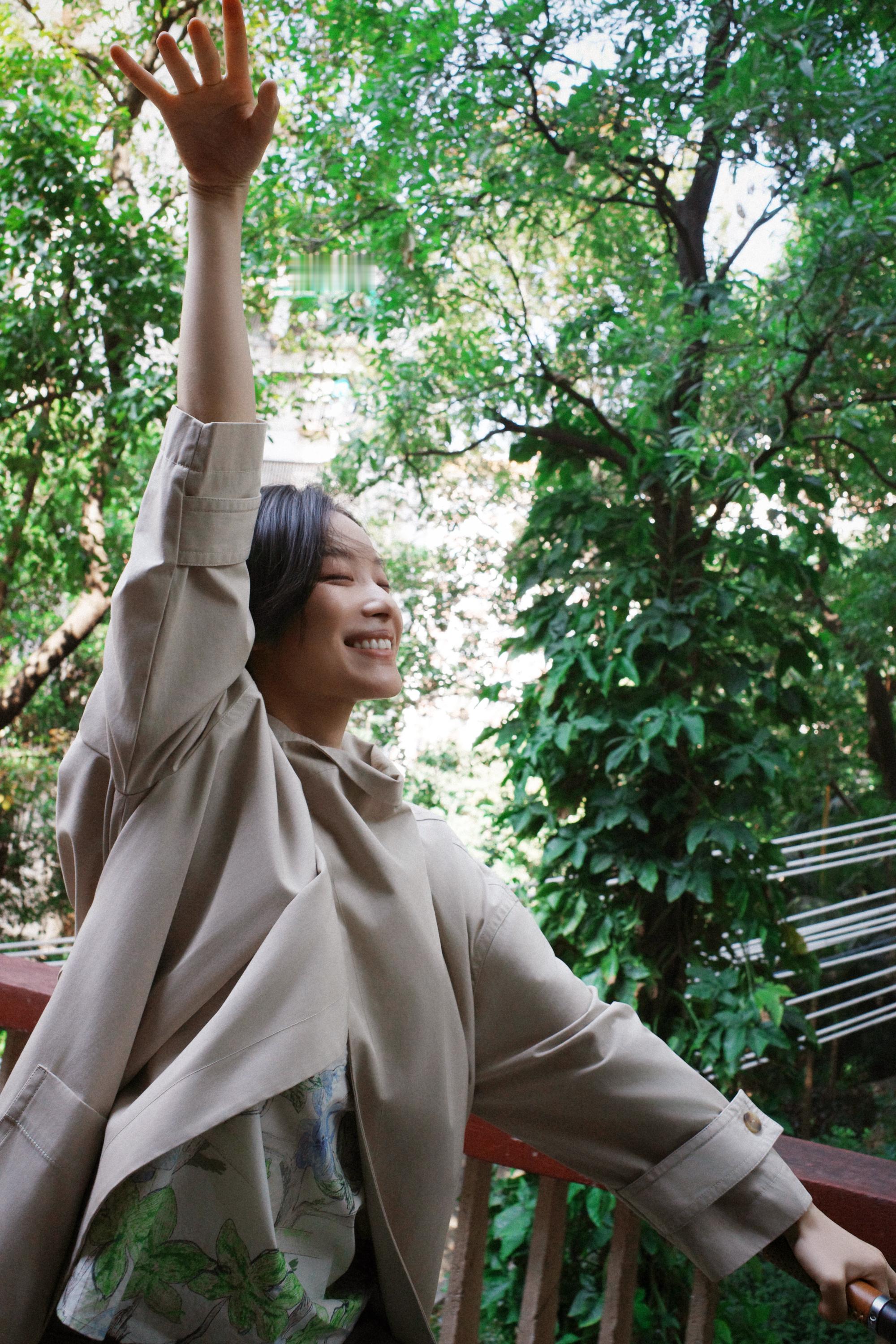 风一吹倪妮就有电影感了广州的风很懂倪妮的美 当一阵风没有名字的时候，它只是风。当