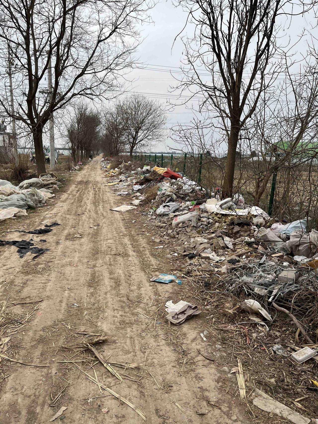 触目惊心！基本农田旁堆满了建筑垃圾！

闲来无事，去田里溜达，看到阎良区武屯街道