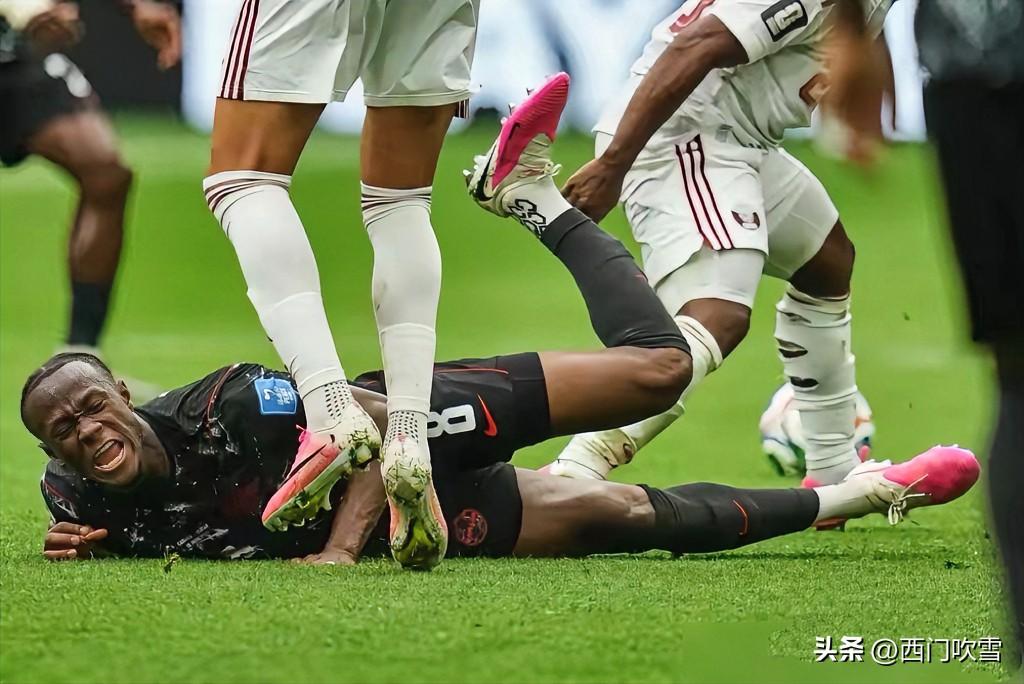 加拿大vs卡塔尔世界杯小组赛，卡塔尔上半场0-3大比分落后，9人应战局势彻底崩盘
