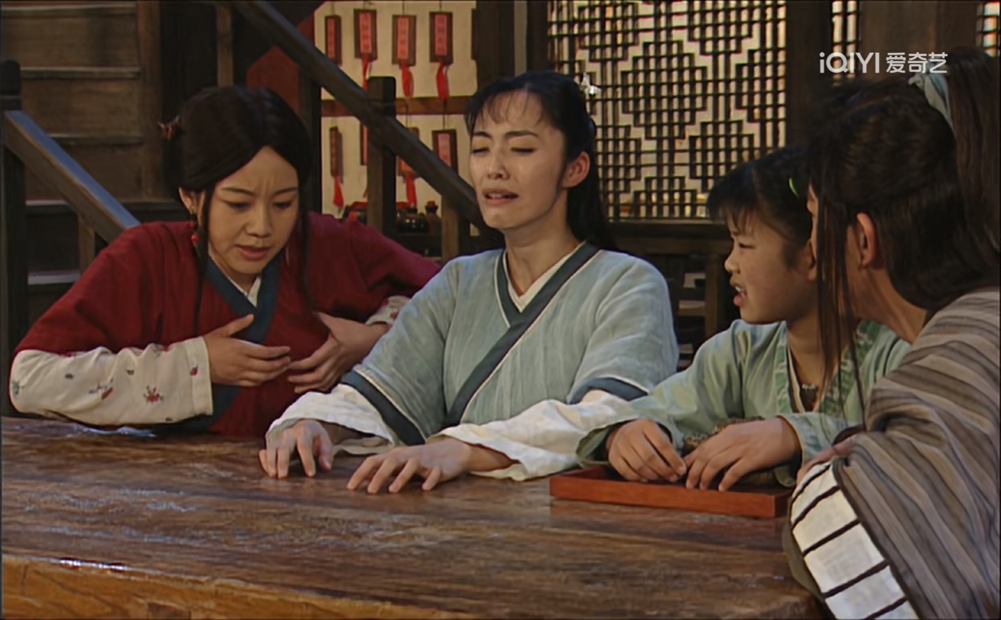 《我为湘玉存大钱》第133集无双走的时候给了小郭一件衣服，让小郭交给秀才，秀才以