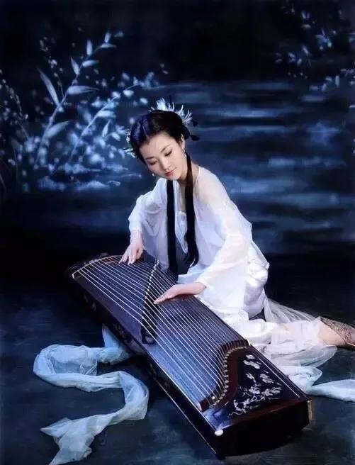 《西江月.秋思》
一夜清风煽动，一帘幽梦侵怀。
一场聚散了凡胎，一念情丝谁载。