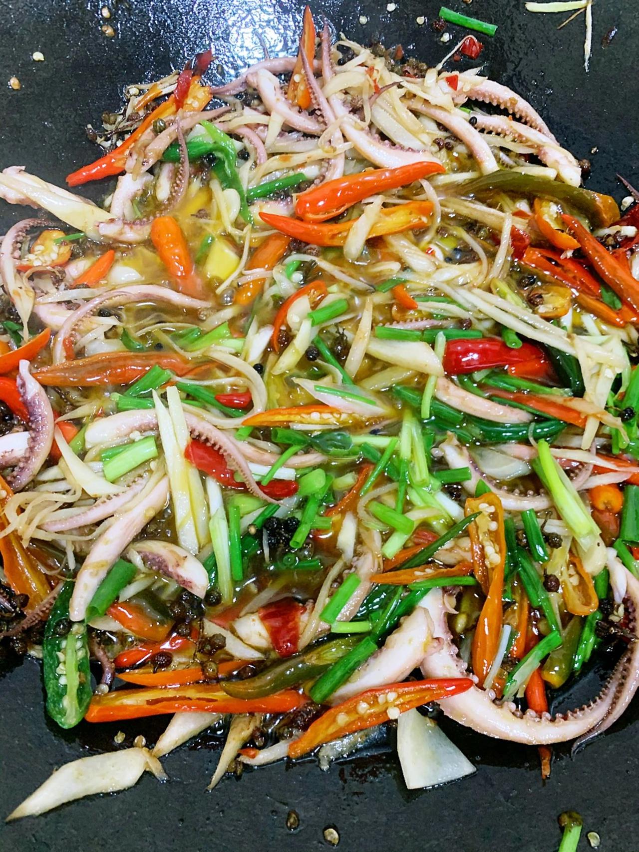 秒杀路边摊的香辣鱿鱼，在家做既下饭又下酒

很久没有吃鱿鱼须啦，每次经过路边摊卖