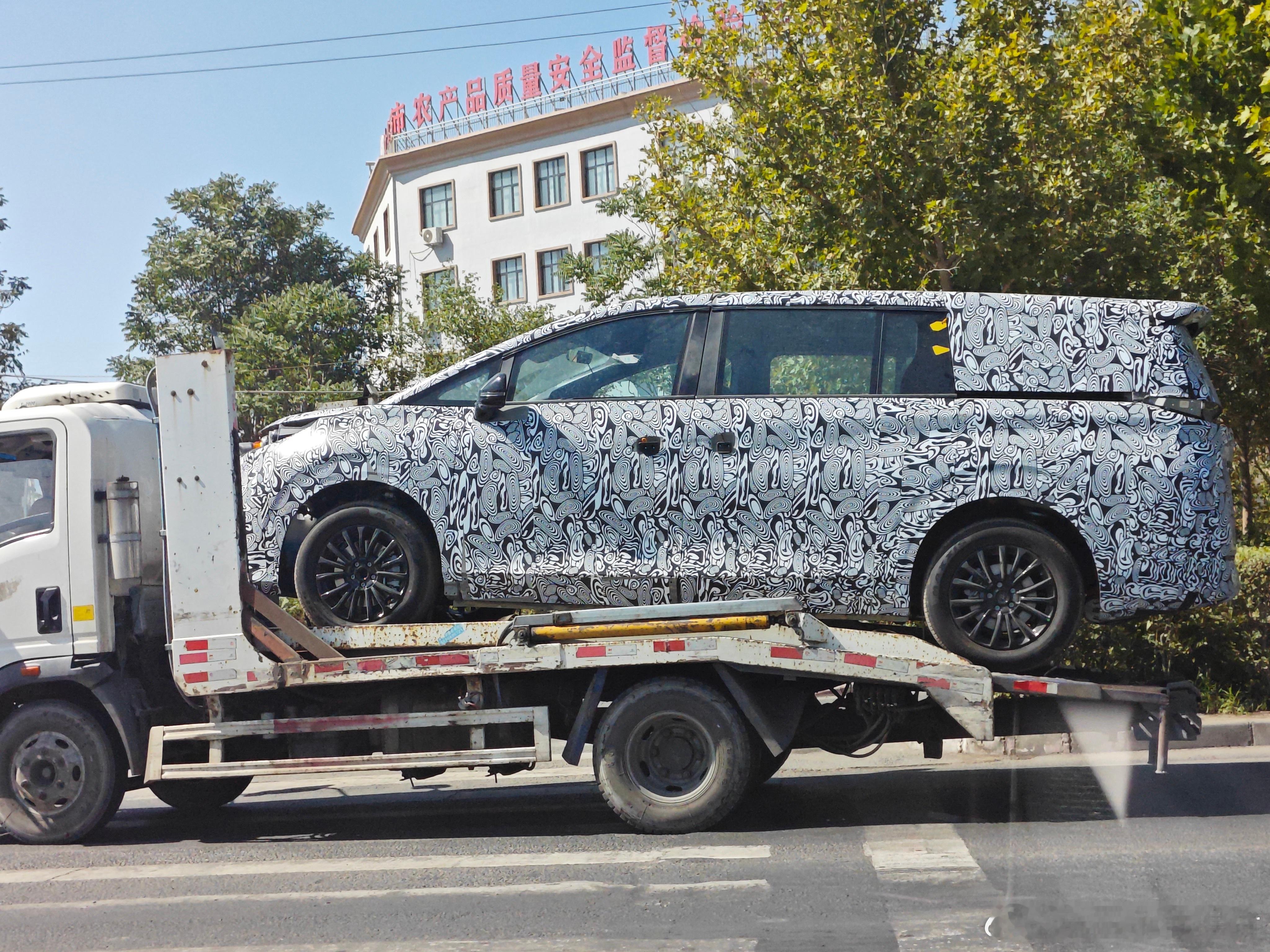 伪装程度很高，大家猜猜这是什么车？[哈哈]汽场全开 ​​​